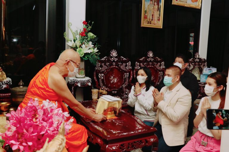 “ธรรมนัส -นฤมล” ร่วมทำบุญบริจาคโรงทาน วัดอรุณราชวราราม กรุงเทพฯ