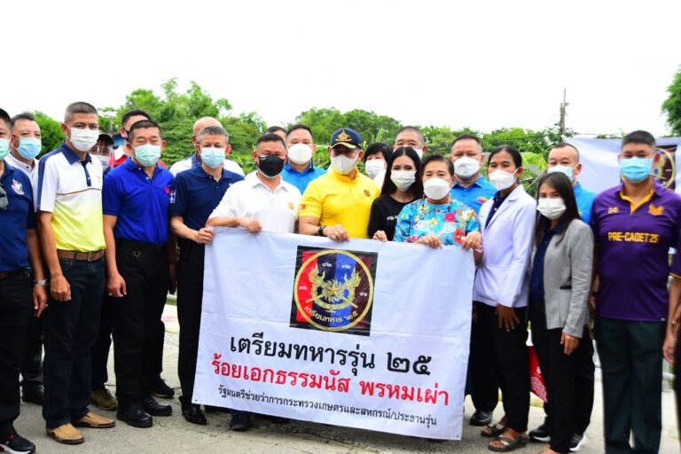 “ธรรมนัส” ควงเพื่อน เตรียมทหารรุ่น 25 เยี่ยมชุมชนร่วมมิตรแรงศรัทธา รับฟังปัญหา พร้อมแจกข้าวกล่องบรรเทาความเดือดร้อนจากการแพร่เชื้อโควิด-19 ปลุกร่วมมือก้าวสู่รัฐสวัสดิการ