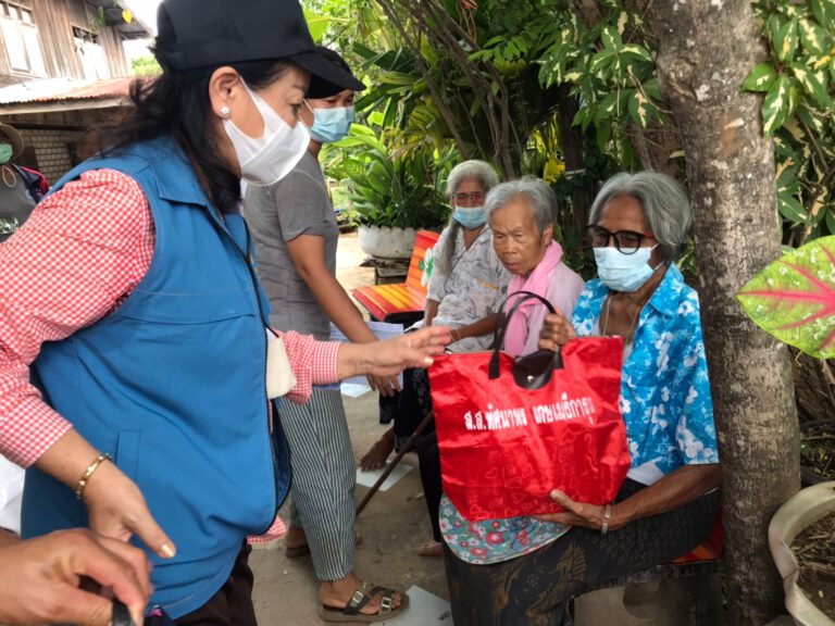 ส.ส. เขต 8 โคราช พลังประชารัฐ ร่วมแจกถุงยังชีพพร้อมอุปกรณ์ทางการแพทย์ให้แก่พี่น้องนครราชสีมา