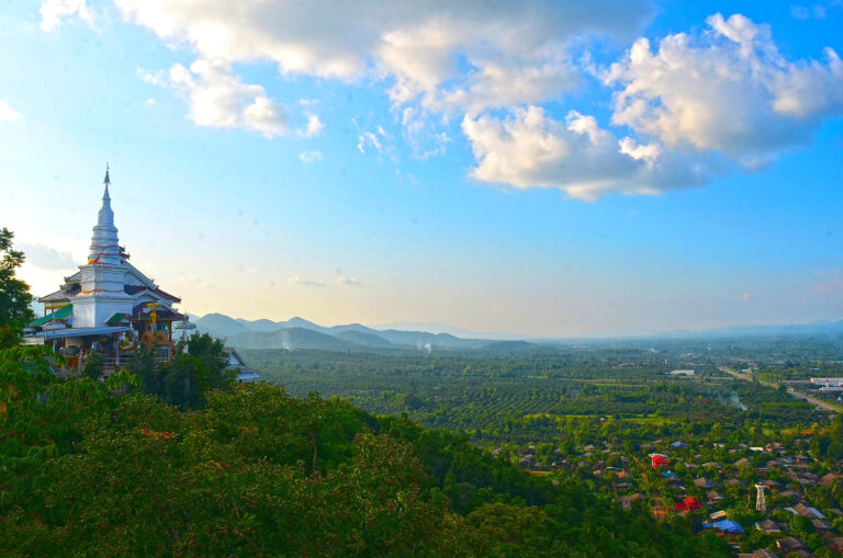 ปักหมุดเที่ยววันนี้ ขอพามาชมจุดชมวิวสวย 360 องศา ของเมืองลี้ที่ “วัดพระพุทธบาทผาหนาม” จ.ลำพูน ที่ตั้งอยู่ในอำเภอลี้ จะสวยแค่ไหนตามมาดูกันเลยจร้า !!