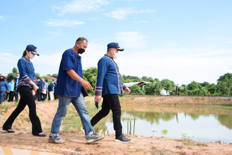 “ธรรมนัส” ตรวจราชการ จ.พะเยา ลุยส่งเสริมโครงการ 1 ตำบล 1 กลุ่มเกษตรทฤษฎีใหม่ เพื่อให้เกษตรกรมีคุณภาพชีวิตดีขึ้น สู้วิกฤติโควิดระบาดได้ ขณะเดียวกัน ยังจะเร่งช่วยแก้ปัญหาลำไยราคาตกต่ำโดยเร็ว