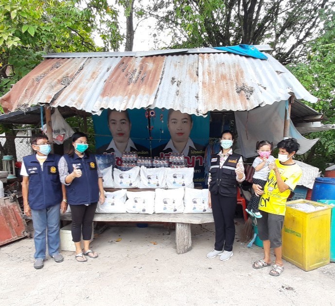 “ส.ส.เมืองโอ่ง ร่วมด้วยช่วยกันฝ่าวิกฤต” ส.ส. กุลวลี นพอมรบดี เขต 1 จังหวัดราชบุรี พรรคพลังประชารัฐ ลงพื้นที่มอบถุงยังชีพผู้กักตัว เพื่อลดภาระความเดือดร้อนจากผลกระทบการแพร่ระบาดโรคโควิด-19