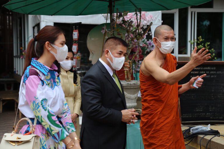 “ธรรมนัส-นฤมล” ห่วงพระภิกษุ-สามเณร-ปชช.ใกล้เคียงวัด พร้อมใจถวายเครื่องอุปโภค-บริโภค-หน้ากากอนามัย-แอลกอฮอล์ วัดหงส์รัตนารามราชวรวิหาร หลังโควิด-19 แพร่ระบาดหนัก กระทบออกบิณฑบาตไม่ได้