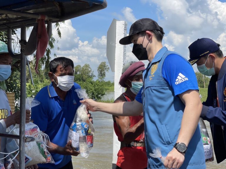 “อธิรัฐ” นำทีมลงพื้นที่เกาะติดรับมือมวลน้ำอ.โนนสูง จ. นครราชสีมา พร้อมมอบถุงยังชีพให้คนในพื้นที่ 1,248 ครัวเรือน