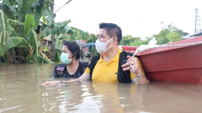 “ธรรมนัส พรหมเผ่า” ฟิตจัด นำคณะผู้สมัคร ส.ส.พปชร. ลุยช่วยผู้ประสบภัยน้ำท่วมเมืองกรุงเก่า