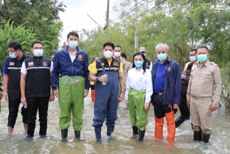 “พล.อ.ประวิตร” มอบ ‘เลขาฯ ธรรมนัส’ ลุยน้ำช่วยเหลือชาวโคราช เตรียมรับมือพายุ ‘หมาเหล่า’ นำเสียงสะท้อนแก้ปัญหาน้ำระยะยาว