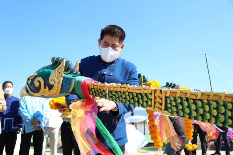 “ธรรมนัส” เปิดพิธีบวงสรวงเรือพายนกยูง 12 ฝีพาย 7 ลำ ท่าเรือหนองเล็งทราย จ.พะเยา เบิกฤกษ์ก่อนแข่งขัน ร่วมสืบสานประเพณีท้องถิ่น สร้างความสามัคคีเป็นหนึ่งเดียวกันของคนในชุมชน