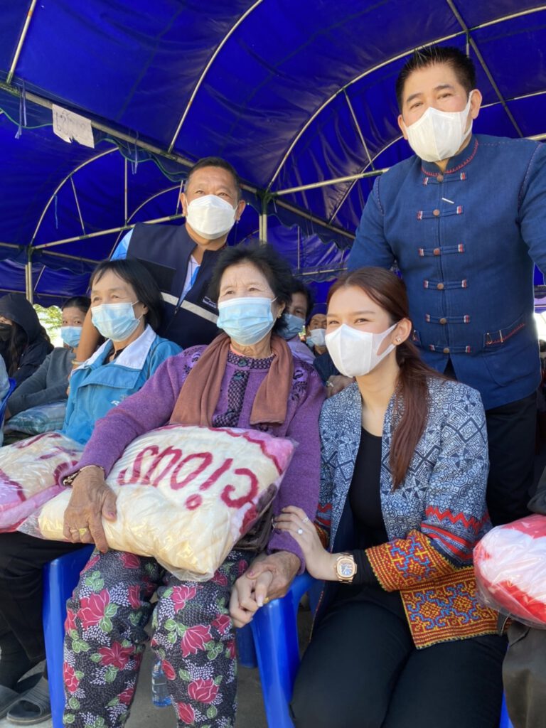 “เลขาฯ ธรรมนัส” มอบผ้าห่มผู้สูงอายุ ต.บ้านเหล่า 500 ชุด 14 หมู่บ้าน ต้านภัยหนาว