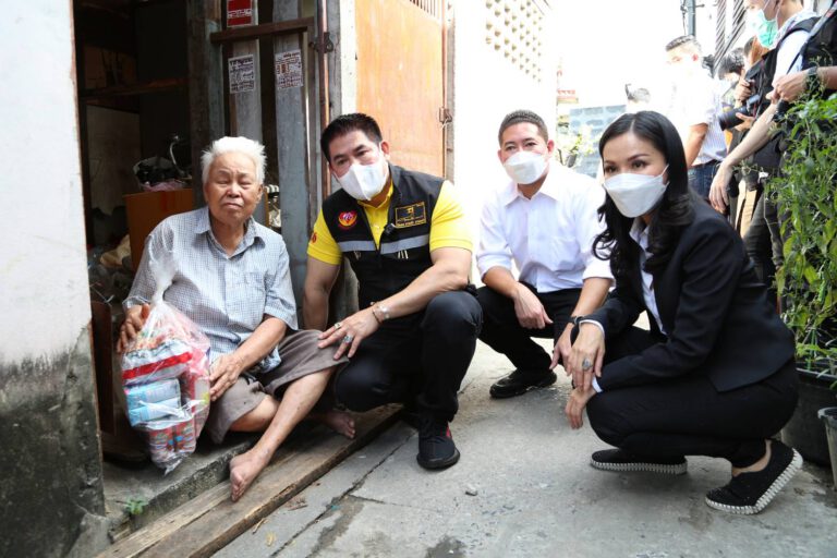 “ธรรมนัส-นฤมล”นำความห่วงใย”บิ๊กป้อม”ลงพื้นที่เยี่ยมเยือนประชาชน และมอบถุงยังชีพชุมชนร่วมใจพัฒนาเหนือเขตบางเขน กทม.พร้อมรับฟังความเดือดร้อน ส่งต่อภาครัฐแก้ปัญหาโดยเร็ว