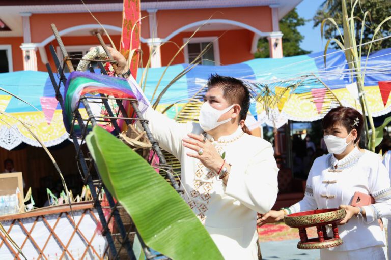 “ธรรมนัส”ประธานพิธีวางศิลาฤกษ์พระธาตุวัดสันทราย ตำบลแม่ปืม อำเภอเมือง จังหวัดพะเยา และมอบถุงยังชีพให้ประชาชน จำนวน 539 ชุด เพื่อบรรเทาความเดือดร้อนจากสถานการณ์โควิดและอากาศเปลี่ยนแปลง