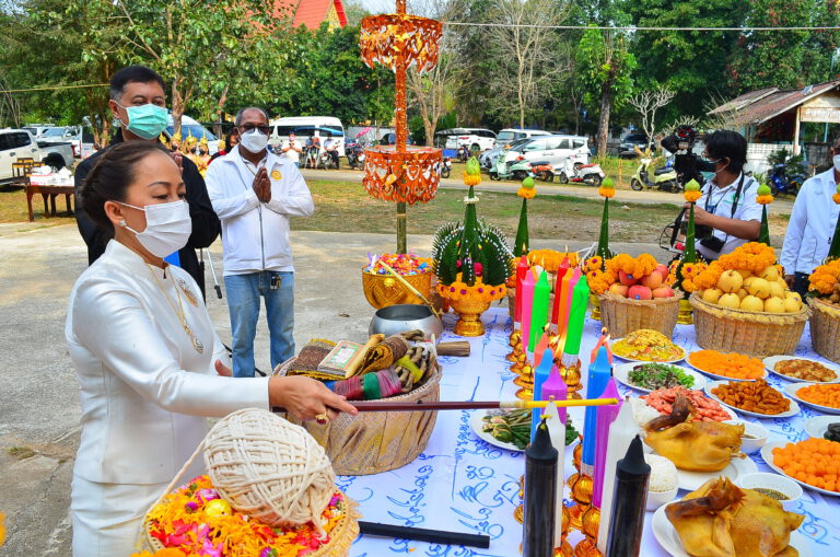 ชาวสังขละบุรี และประชาชน ผู้มีจิตศรัทธา ร่วมพิธีบวงสรวงสร้างพระพุทธสถาน พระพุทธรัตนสังขละบุรีศรีสุวรรณ “พระแก้วขาว” เพื่อความเป็นสิริมงคล คู่บ้านคู่เมืองสังขละบุรี จ.กาญจนบุรี