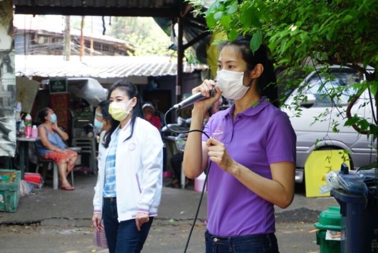 ‘ส.ส.ดร.พัชรินทร์’ ห่วงใยพี่น้องเขตบางรัก ลงพื้นที่ตรวจเยี่ยมมอบน้ำยาฆ่าเชื้อสกัดกั้นโควิดภายในครัวเรือน-ชุมชน