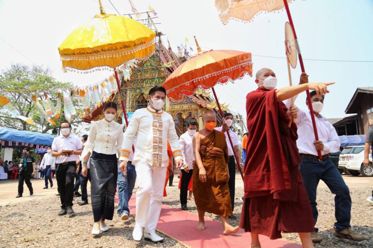 “ธรรมนัส”เดินสายทำบุญ ร่วมพิธียกยอดฉัตรสะดืออุโบสถ และยกซ่อฟ้าเอกอุโบสถวัดศรีไฮคำ (สะแล่ง) อ.ภูซาง จ.พะเยา เพื่อความเป็นสิรืมงคล ก่อนประชุมใหญ่พรรคเศรษฐกิจไทย พรุ่งนี้