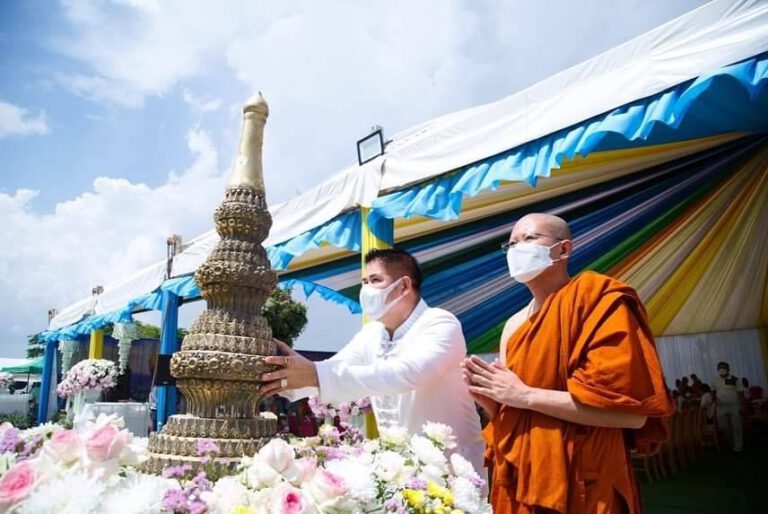 “ธรรมนัส-ธนพร”ทำบุญเนื่องในวันวิสาขบูชา ร่วมพิธีประดิษฐานสมเด็จพระมหาจักรพรรดิโลกวิวรณ์ (ปางเปิดโลก) วัดป่าพุทธชินวงศาราม จ.พะเยา