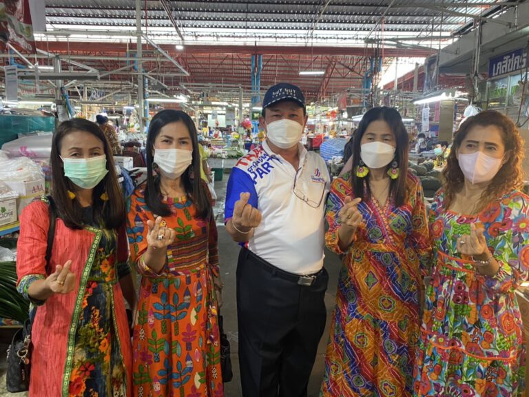 “ส.ส.เกษม” ห่วงใยชาวโคราช ลุยพบปะเยี่ยมเยือนประชาชน พ่อค้าแม่ค้า มอบผ้ากันเปื้อน -ถุงยังชีพ เพื่อให้กำลังใจผู้ติดเชื้อ-กลุ่มเสี่ยงโควิด-19