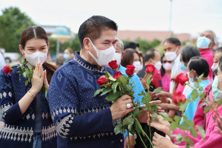 ‘ธรรมนัส’ นำคณะมอบถุงยังชีพ จำนวน 450 ชุด ให้ประชาชนทั่วไปในชุมชนเขตเทศบาลเมืองพะเยา เพื่อบรรเทาความเดือดร้อนจากสถานการณ์โควิด-19