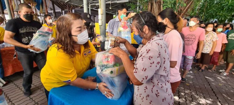 ‘ส.ส.จอมขวัญ’​ นำคณะลงพื้นที่เยี่ยมเยือนประชาชนและมอบกำลังใจผู้สูงอายุ ‘ปันน้ำใจช่วยเหลือประชาชน’