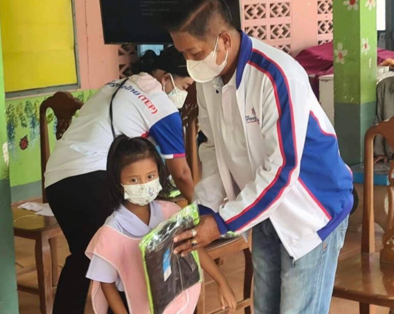 ‘ส.ส.พรชัย’​ ร่วมสนับสนุนชุดพละให้นักเรียนโรงเรียนวัดบึงสีไฟ เพื่อลดภาระค่าใช้จ่ายผู้ปกครอง พร้อมชื่นชมทีม ‘เรือเพชรพรชัย’ คว้ารางวัลรองชนะเลิศอันดับที่ 3 รับถ้วยเกียรติยศ ประเภทแข่งขันเรือยาว 30 ฝีพาย ณ สนามพิจิตร