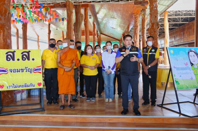 ‘ธรรมนัส’ นำคณะลงพื้นที่เยี่ยมเยือนและมอบถุงยังชีพให้ ปชช. ตำบลนาดี อ.เมือง จ.สมุทรสาคร เพื่อบรรเทาความเดือดร้อนผลกระทบโควิด-19 และปัญหาข้าวยากหมากแพง หวังต้นปีหน้าหรือกลางปีหน้าบ้านเมืองกลับสู่ภาวะปกติ