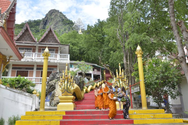 ททท. ภูมิภาคภาคกลาง ชวนเที่ยวธรรมตามฆราวาสวิถีพุทธ ตักบาตร เทโวโรหณะ ทำบุญออกพรรษา วัดเขาพระงาม จ.ลพบุรี พร้อมนมัสการหลวงพ่อใหญ่ ตักบาตรข้าวต้มลูกโยน เพิ่อเสริมบารมี