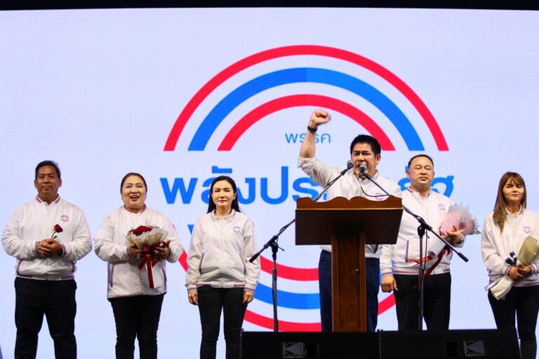 “พล.อ.ประวิตร” วิดีโอคอลบนเวทีปราศรัยส่งใจถึงสมุทรสาคร ปักธงขอคะแนนผู้สมัครเบอร์ 1 ทั้ง 3 เขต พร้อมกาเลข 37 พปชร.