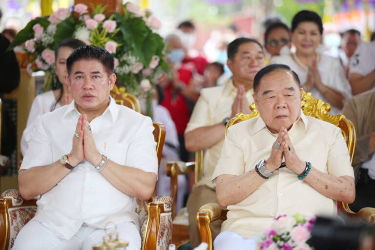 ‘พลเอกประวิตร-ผู้กองธรรมนัส’ ร่วมทำบุญพิธียกช่อฟ้าอุโบสถ  วัดโพสพผลเจริญ  จังหวัดปทุมธานี