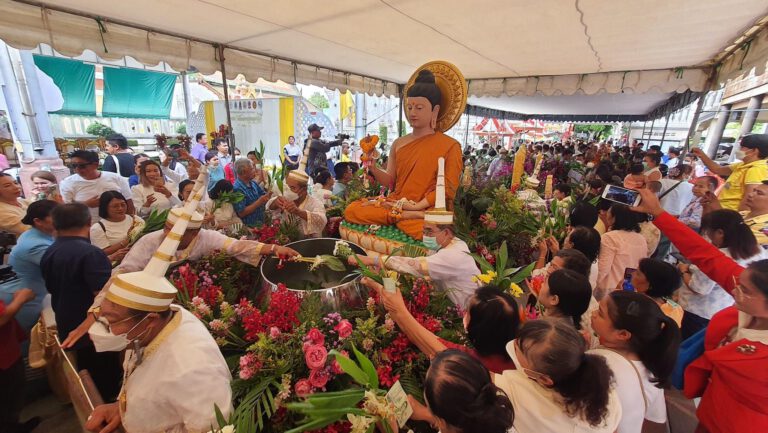 ประเพณีตักบาตรดอกไม้ วัดบางโฉลงใน อำเภอบางพลี จังหวัดสมุทรปราการ 2566