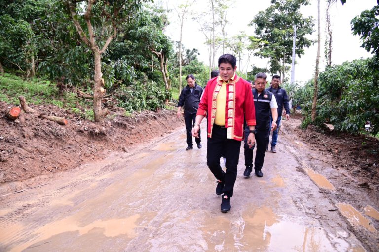 รมว.เกษตรฯ ‘ธรรมนัส’ ลุยโคลน พบเกษตรกรภาคเหนือ รับฟังปัญหาด้านเกษตร