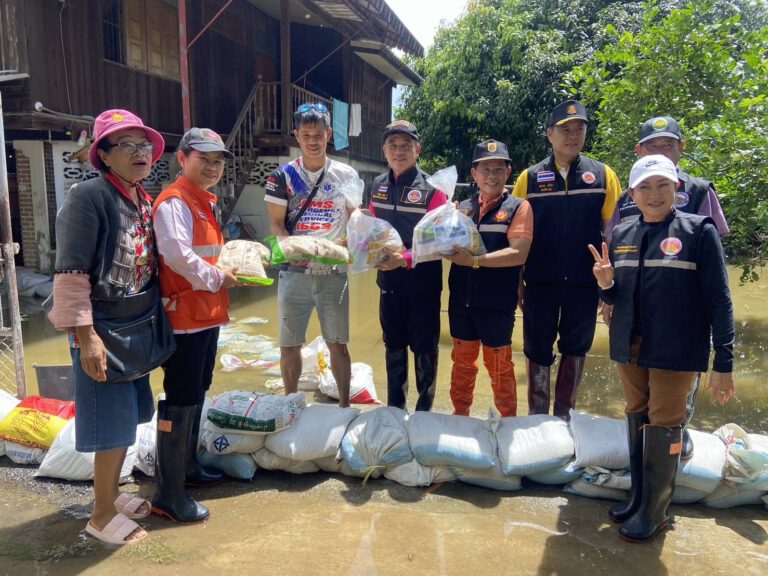 มูลนิธิ ธรรมนัส พรหมเผ่า มอบตัวแทนลุยลงพื้นที่มอบถุงยังชีพ ช่วยบรรเทาเดือดร้อน ชาวพะเยา ที่ประสบภัยน้ำท่วม อย่างต่อเนื่อง