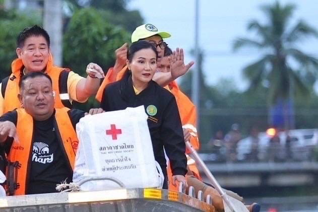 3 รัฐมนตรี ก.เกษตรฯ ลุยน้ำท่วม เข้าถึงเกษตรกรผู้ประสบอุทกภัย พร้อมแจกถุงยังชีพ บรรเทาความเดือดร้อน ณ ชุมชนยะกัง จ.นราธิวาส